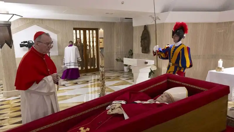 Papa'nın Tabuttaki Fotoğrafları: Tüm Dünyayı Şaşkına Çeviren Görüntüler
