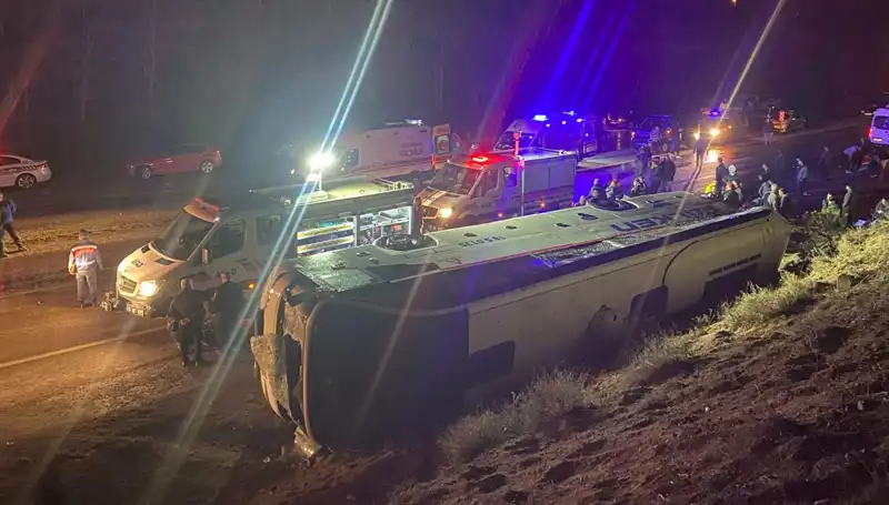 İşçi Servisi Kaza Geçirdi: 23 Kişi Yaralandı, Olayın Detayları Şok Etti!
