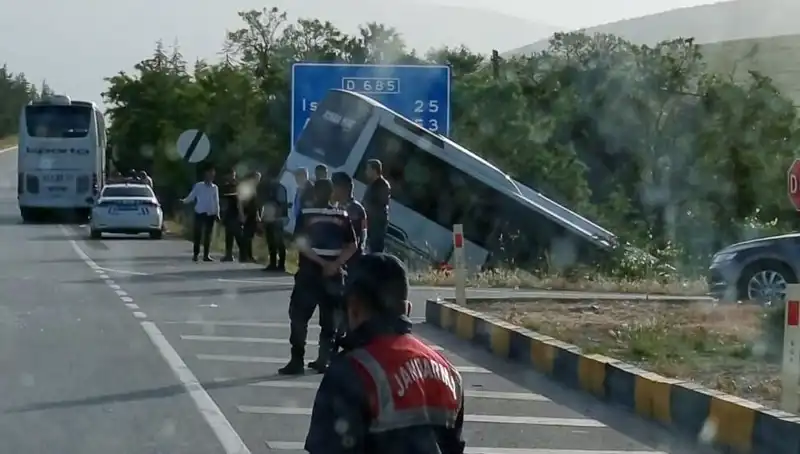 Isparta’da Feci Kaza: Tur Otobüsü ve Yolcu Otobüsü Çarpıştı