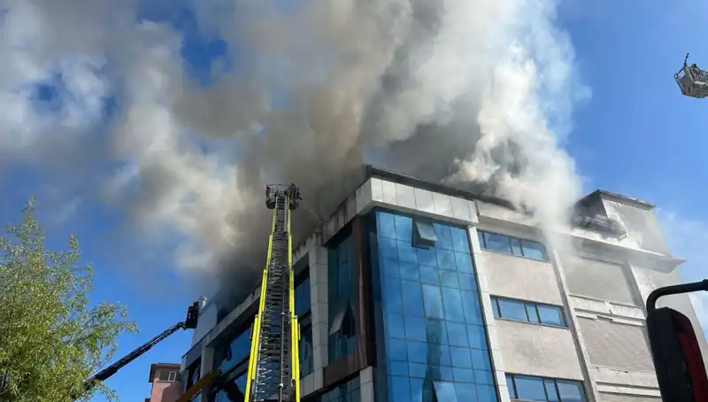 Esenyurt’ta Tekstil Atölyesinde Korkutan Yangın! Nedenleri Araştırılıyor