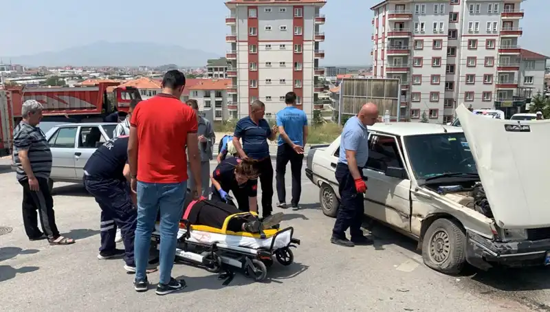 Kavşakta İki Araç Çarpıştı: Yolda Korkutan Kaza ve Yaralılar