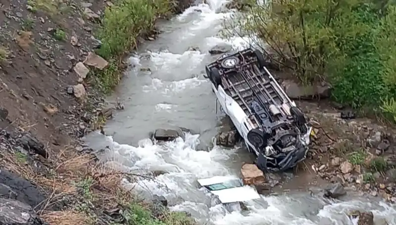 Hakkari'de Minibüs Devrildi: Derede Can Pazarı ve Korkunç Bilançolar