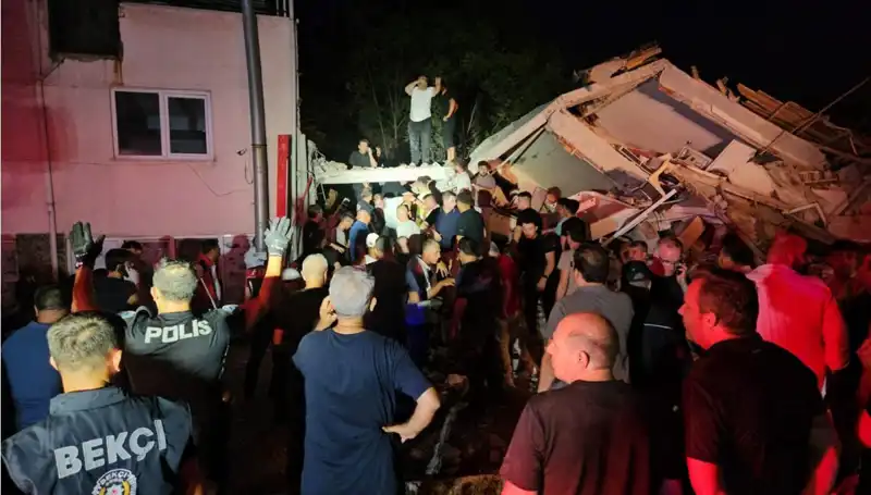 Balıkesir Sındırgı'da Şok Edici Deprem: Hayatını Kaybedenler ve Yaralılar Var