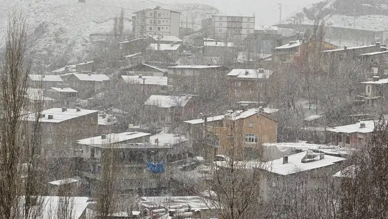 Hakkari'de Nisan Ayında Beklenmedik Kar Yağışı Şaşkınlık Yarattı