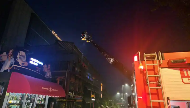 Beşiktaş'ta Yangın Korkuttu: 3 Katlı Restoran Alev Alev Yandı