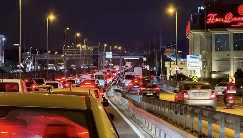 Yenibosna Metrobüs Yaya Üst Geçidinde Büyük Değişim: Elinizi Çabuk Tutun!